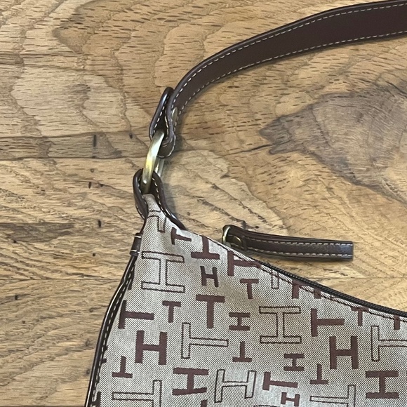 Tommy Hilfiger Logo Shoulder Bag – Cloth with Leather Trim 👜✨ - Picture 12 of 14